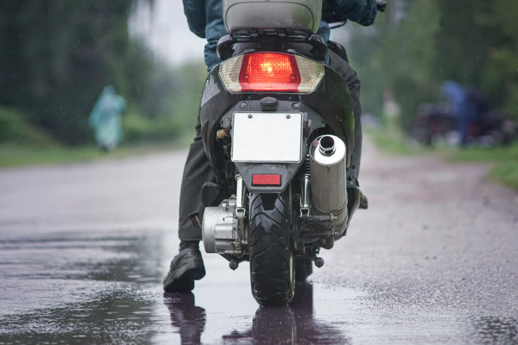 雨の日にバイクに乗る人